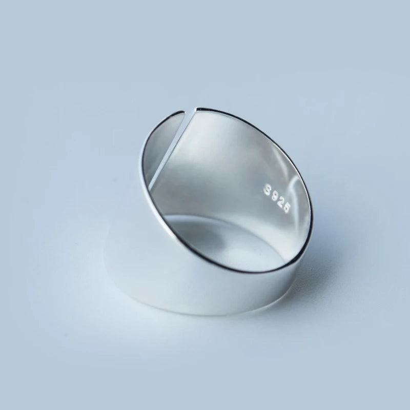 Anel ajustável no dedo prata 925, elegante.