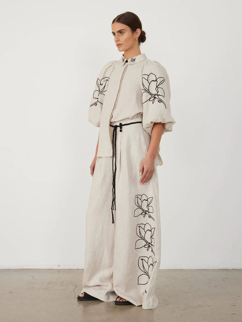 Conjunto 2 peças: blusa de manga de lanterna, calça cintura alta, perna larga de linho algodão com flores soltas.