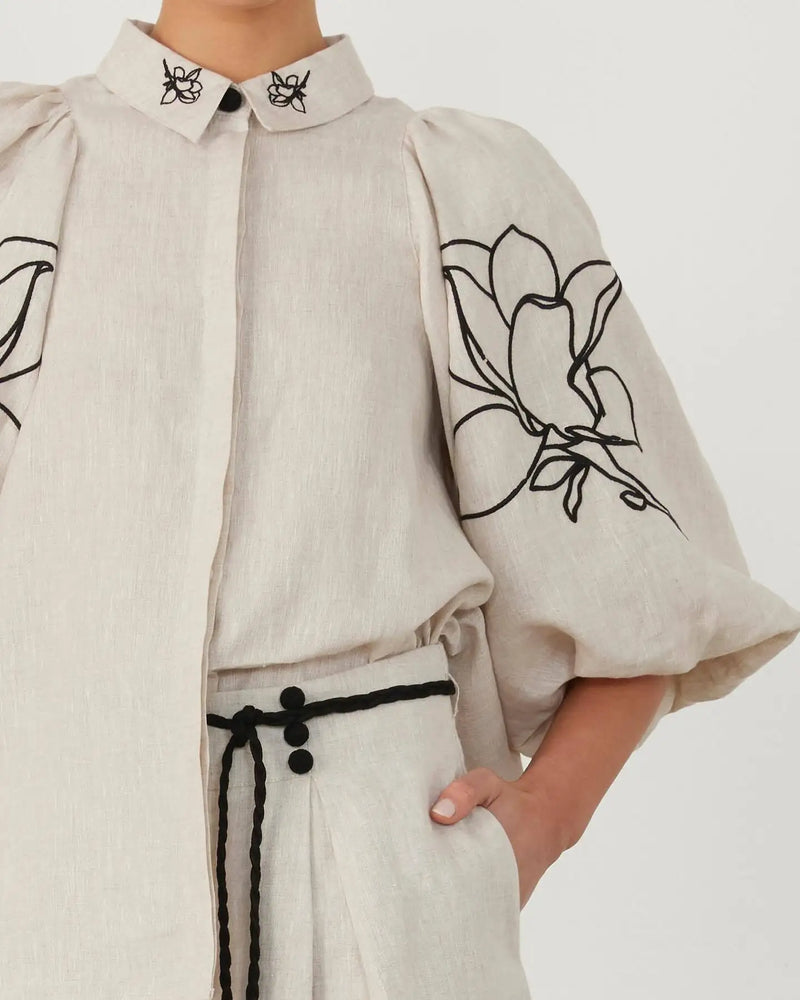 Conjunto 2 peças: blusa de manga de lanterna, calça cintura alta, perna larga de linho algodão com flores soltas.