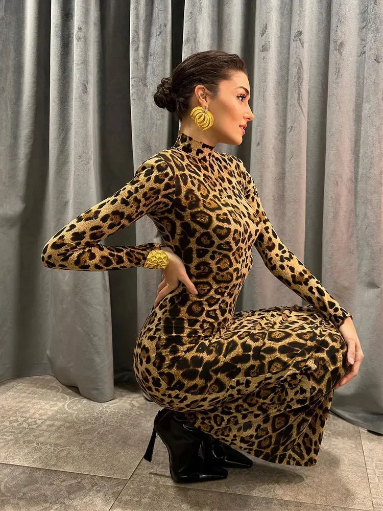 Vestido longo estampa leopardo, meia gola alta, manga comprida, elegante.